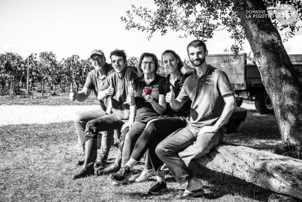 Photo famille-N&B-avec-verre-rouge